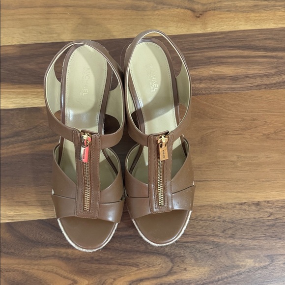 Michael Kors Tan Leather Wedge Sandals with Gold Zipper, size 9 - Picture 2 of 7